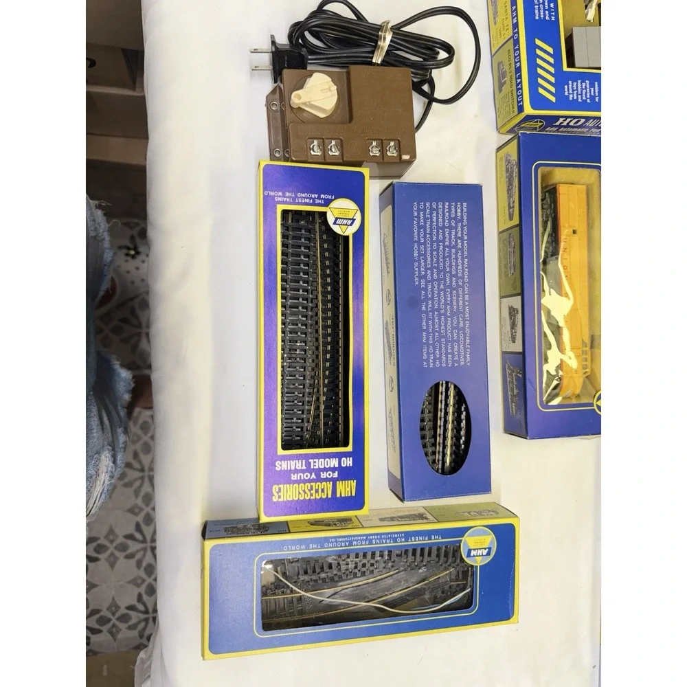 AHM HO Scale Electric Train Set Lot 5 Cars, 1 Locomotive, Crossing Gate And More